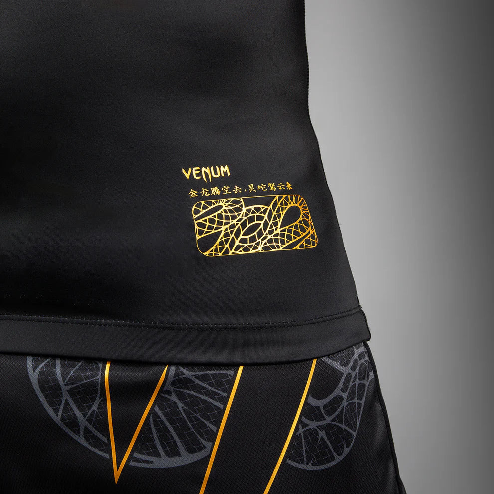 Compression fit and movement detail on Venum Serpenti Short Sleeve Rashguard Black Silver Gold